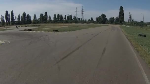 Zaporizhia, Oekraïne - 17 juni 2019: motorrijder haalt snel een blauwe fiets in op een racebaan. — Stockvideo