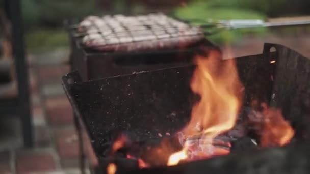 Zbliżenie ognia, ognisko, węgle w grillu w lecie w domku — Wideo stockowe