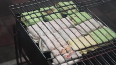 Şenlik ateşinde pişirilmiş peynirli pide ekmeği, kömürleri, ızgaraları, barbekü yazlıklarını. Yakın plan.