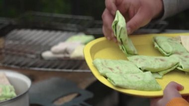 Lavaş ve peynirli rulo ızgaraya yayılmış.