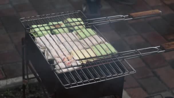 Keju panggang yang meleleh dalam panggangan roti pita melengkung di atas panggangan, di atas bara api — Stok Video