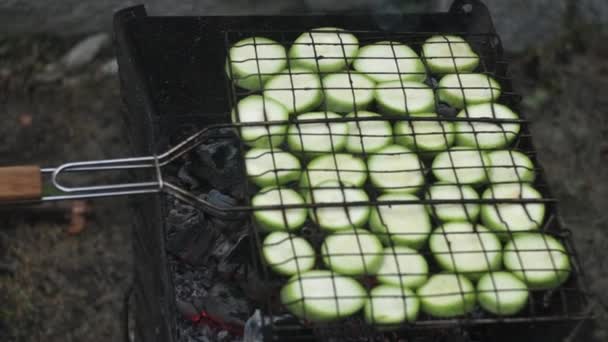 Gesneden courgette gegrild, close-up. Gegrilde groenten — Stockvideo