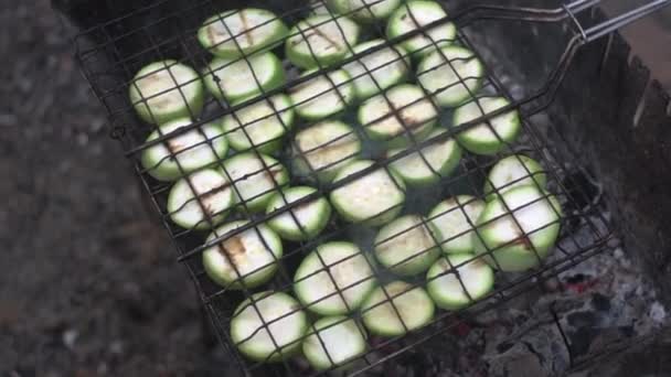 Een close-up. Zucchini, groenten, gebakken op de grill. Uitzicht van bovenaf — Stockvideo