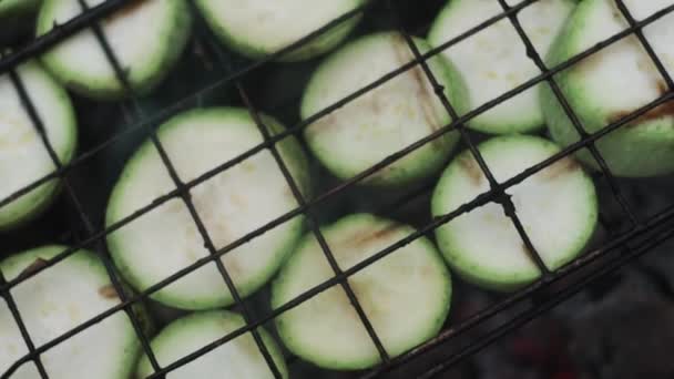 Primer plano. Calabacín, verduras, al horno en la parrilla. Vista desde arriba — Vídeo de stock