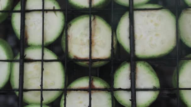 Een close-up. Zucchini, groenten, gebakken op de grill. Zicht van bovenaf. Zichtbare zaden — Stockvideo