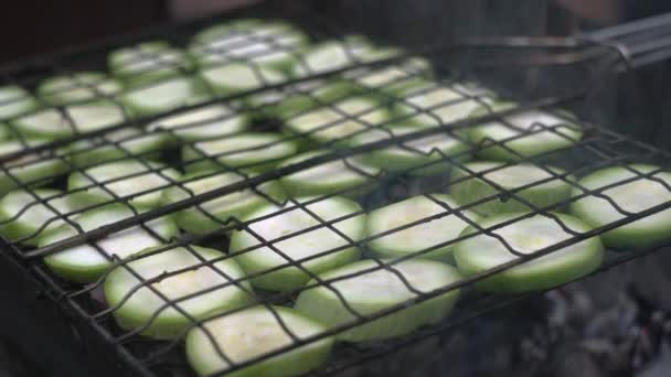 Een close-up. Zucchini, groenten, gebakken op de grill. Uitzicht van bovenaf — Stockvideo