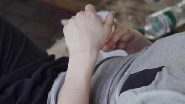 Uomo versando pillole marroni nella sua mano — Video Stock