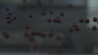 Ampule metal, tabletli ayna masasına düşer.