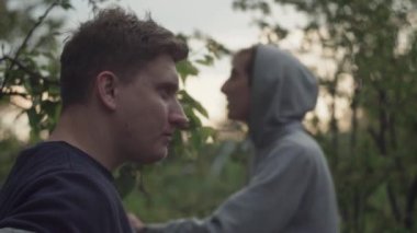 Adam komik bir hikaye anlatıyor dostum, gülümsüyor, espriler yapıyor, akşamları kahkaha atıyor.