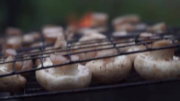 Vaření připravuje houby na grilu. Grilovací párty. Chutné grilované jídlo. Makro. Houbové grilování pečené na kovovém grilu. Dieta vegan bbq. — Stock video