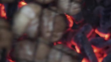 Aşçı ızgarada mantar hazırlar. Barbekü partisi. Lezzetli ızgara yemekler. Makro. Metal ızgarada kızartılmış mantar. Diyet vegan bbq.