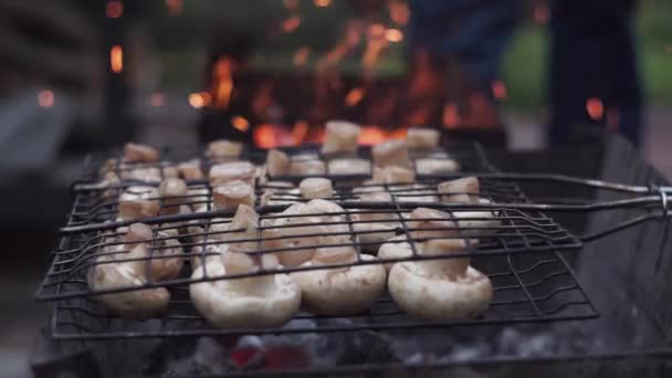 Cuisinier prépare des champignons sur le gril. Fête barbecue. Savoureux grillades. Macro. Barbecue aux champignons rôti sur barbecue en métal. Régime végétalien bbq. — Video