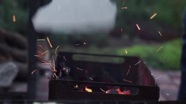 Adam hava almak için spatula sallıyor. Mangaldan, kömürden, ateşten kıvılcımlar çıkıyor..