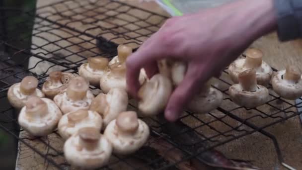 蘑菇被放在烤架上，帽子放下。滴果汁，腌料 — 图库视频影像
