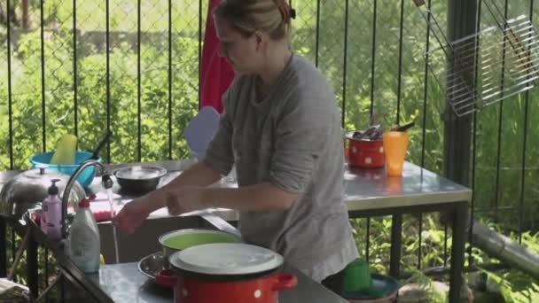 Frau wäscht sich die Hände nach sauberem Geschirr in der Küche, Ferienhaus — Stockvideo
