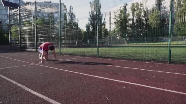 ZAPOROZHYE, UKRAINE - 8. JULI 2020: Der Mensch beginnt sein Rennen mit schwachem Start und rennt, um den Sieg, das Lebensziel, zu erreichen — Stockvideo