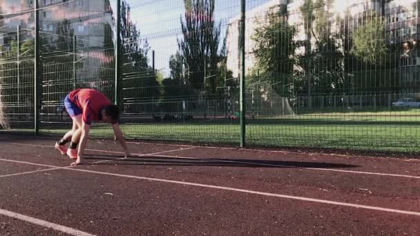 ZAPOROZHYE, UKRAJNA - Július 8, 2020: Az ember kezdi a versenyt alacsony start és fut, hogy megfeleljen a győzelem, az élet célja — Stock videók