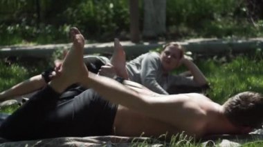 Egzersiz yapan, egzersiz yapan, espri yapan komik, şişman adam. Çimenlikteki yazlıkta