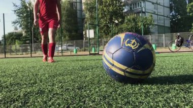 ZapOROZHYE, UKRAINE - 8 Temmuz 2020: insanoğlu futbol çimenli yerlerde oynar. - Ultra hızlı atış. Çekim hızı saniyede 240 kare