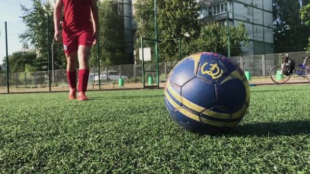 ZAPOROZHYE, UKRAINE - JULHO 8, 2020: o homem joga futebol lugares gramados. - Tiro ultra-rápido. velocidade de disparo 240 quadros por segundo — Vídeo de Stock