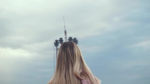 Schattig meisje op de set, fotosessie op de onafgewerkte brug, bouwplaats — Stockvideo