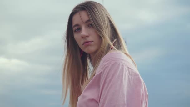 Jolie fille sur le plateau, séance photo sur le pont inachevé, chantier de construction — Video