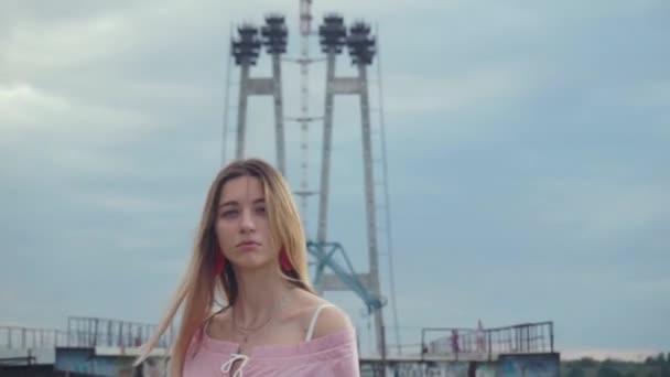 Menina bonito no set, sessão de fotos na ponte inacabada, canteiro de obras — Vídeo de Stock