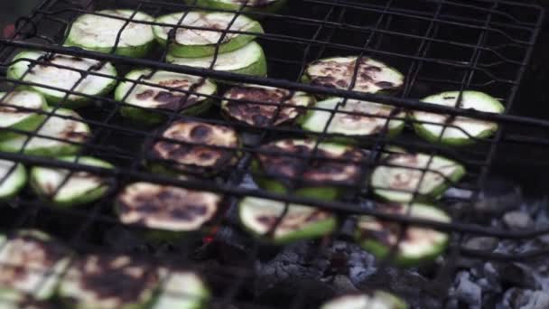 Een close-up. Zucchini, groenten, gebakken op de grill. Uitzicht van bovenaf — Stockvideo