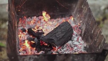 Barbekü ızgarasında yanan kömürlere yakın çekim. Kömür yanmaya başladı. Yavaş çekim video HD