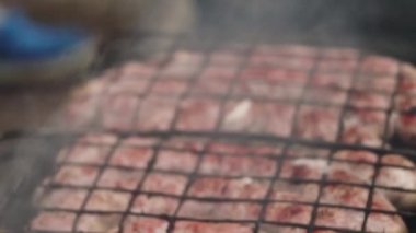 Kızarmış sosisler kızartılmış ve mangal mangalında tütsülenmiş. Doğal kabuklu sosisler..