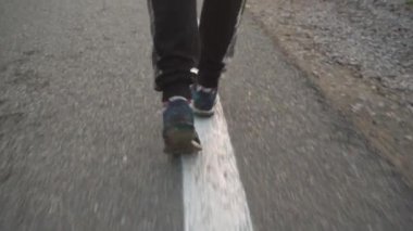 Bacakları yakın çekim. Sporcu sabah şafakta koşar.