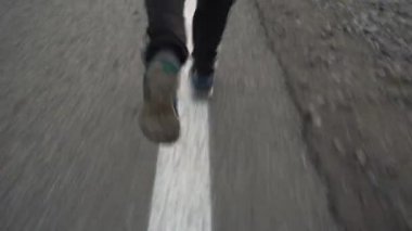 Bacakları yakın çekim. Sporcu sabah şafakta koşar.