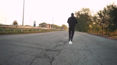 ZAPOROZHYA, UKRAINE - ECTOBER 04, 2020: maraton orta yaşlı, otomobil, asfalt yol gün doğumu boyunca koşar