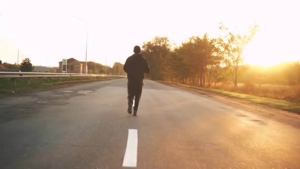 ZAPOROZHYA, UKRAINE - OKTOBER 04, 2020: marathon loopt langs centrum oude, auto, asfalt weg zonsopgang — Stockvideo