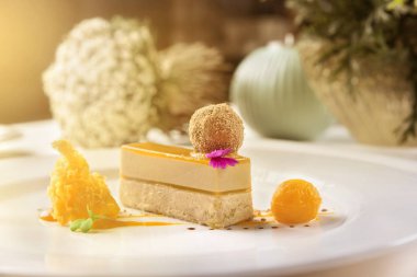 Gurme gıda - deli kaz ciğeri ve mango, pralin kaz ciğeri ve poker toz, jeli mango, Küre ve bir tabakta sünger.