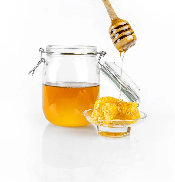 Honing glazen pot geïsoleerd op een witte achtergrond. — Stockfoto