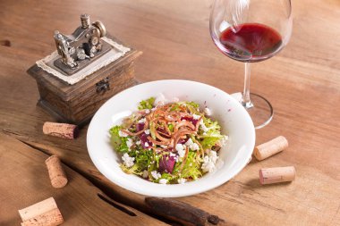 Beyaz peynir ve kırmızı şarap kırmızı pancar salatası.