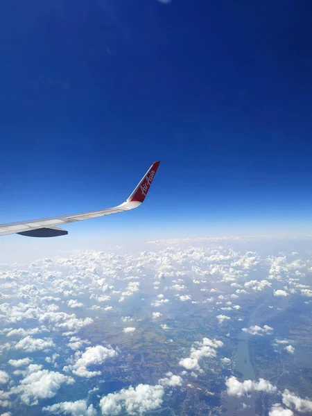飛行機 青い空の舷窓からの眺め — ストック写真