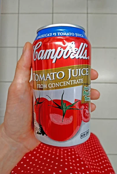 番茄汁的红铝罐 — 图库照片
