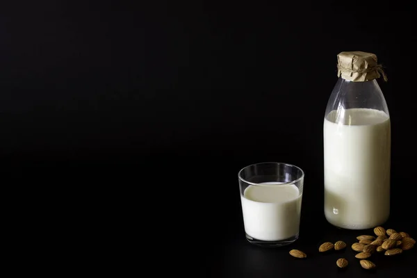 Eine Flasche und ein Glas Milch. schwarzer Hintergrund. — Stockfoto