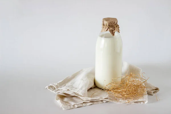 Eine Flasche Milch auf weißem Hintergrund. — Stockfoto