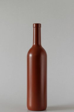 gri arka plan üzerinde kırmızı şarap şişesi