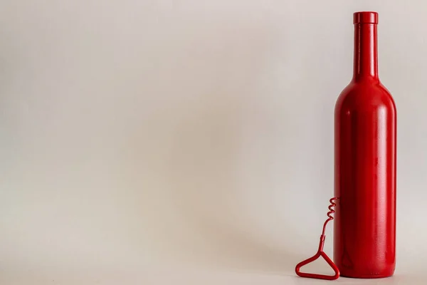 Rotweinflasche und Korkenzieher. grauer Hintergrund. Minimalismus. — Stockfoto