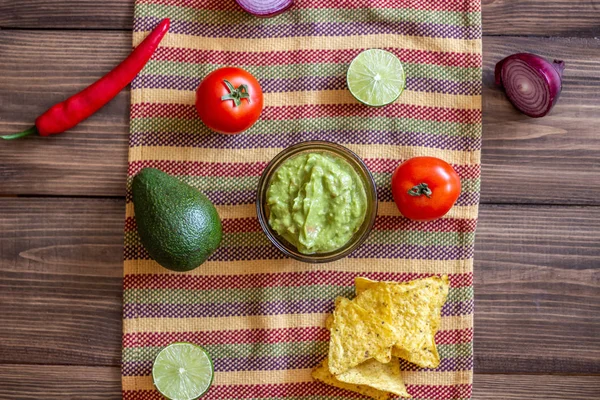 Guacamole und Chips Nachos in der farbigen Serviette. Mexikanische Küche. — Stockfoto