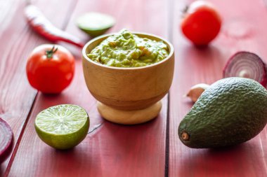 Guacamole ve malzemeler. Kırmızı arka plan. Meksika mutfağı.