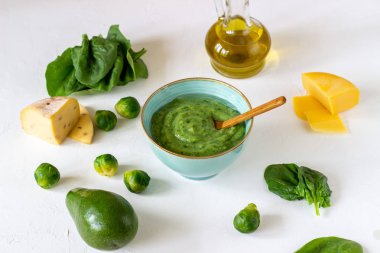 Avokado, ıspanak ve peynirli kremalı çorba. Sağlıklı beslenme. Beyaz arka plan