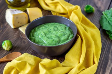 Ispanak ve peynirli kremalı çorba. Sağlıklı beslenme. Ahşap arka plan.