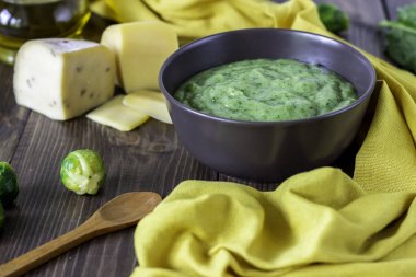 Ispanak ve peynirli kremalı çorba. Sağlıklı beslenme. Ahşap arka plan.