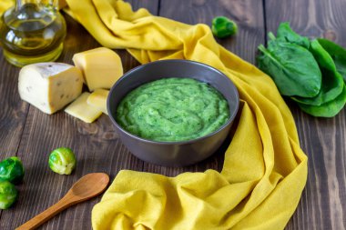 Ispanak ve peynirli kremalı çorba. Sağlıklı beslenme. Ahşap arka plan.