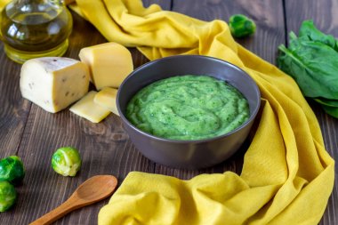 Ispanak ve peynirli kremalı çorba. Sağlıklı beslenme. Ahşap arka plan.